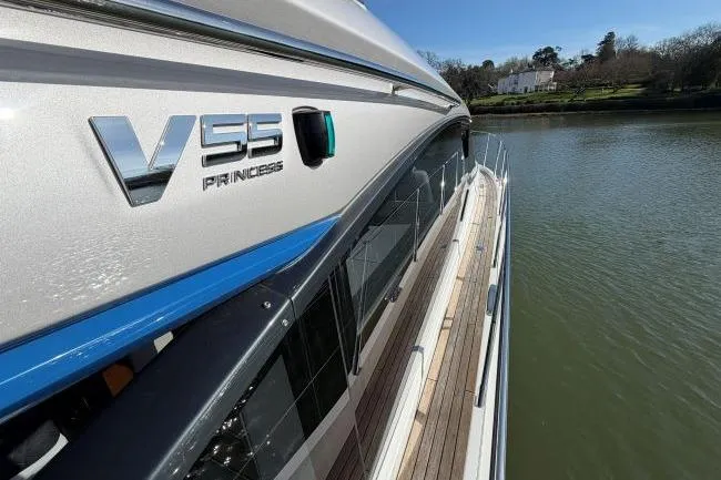  Yacht Photos Pics Princess V55 - Side deck