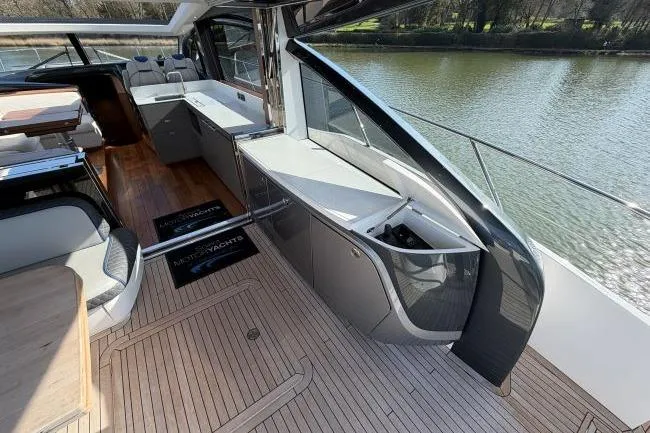  Yacht Photos Pics Princess V55 - Cockpit wet bar