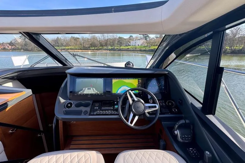  Yacht Photos Pics Princess V55 - Helm dash