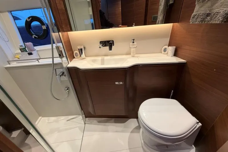  Yacht Photos Pics Princess V55 - Day head