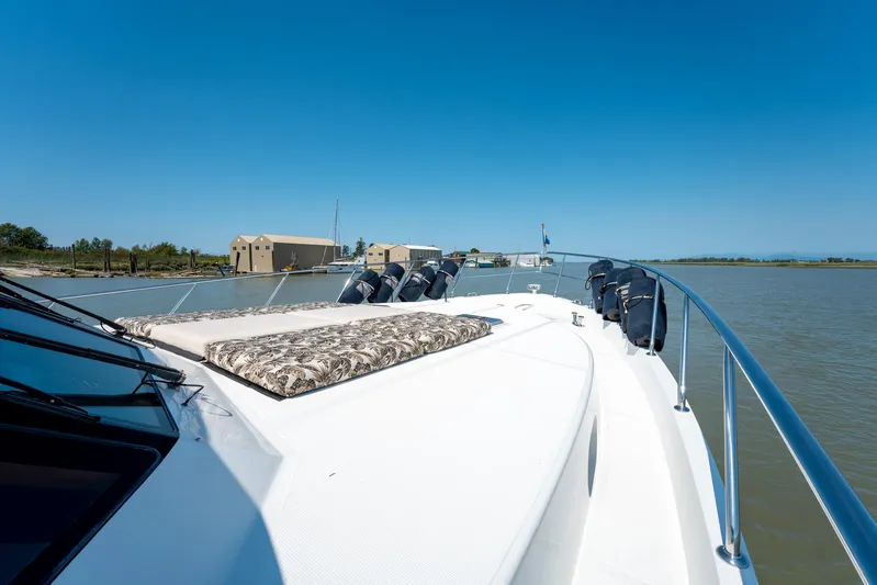 Memory Bank Yacht Photos Pics 2007 Ocean Alexander 80 Cockpit Motoryacht on calm water, featuring spacious deck and sunbathing area.