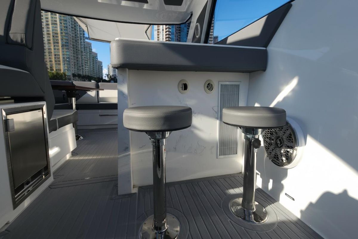 2021 Cruisers Yachts 42 