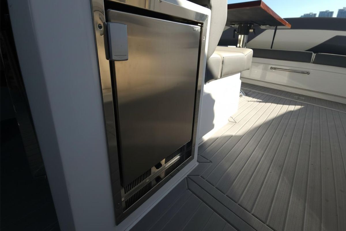 2021 Cruisers Yachts 42 