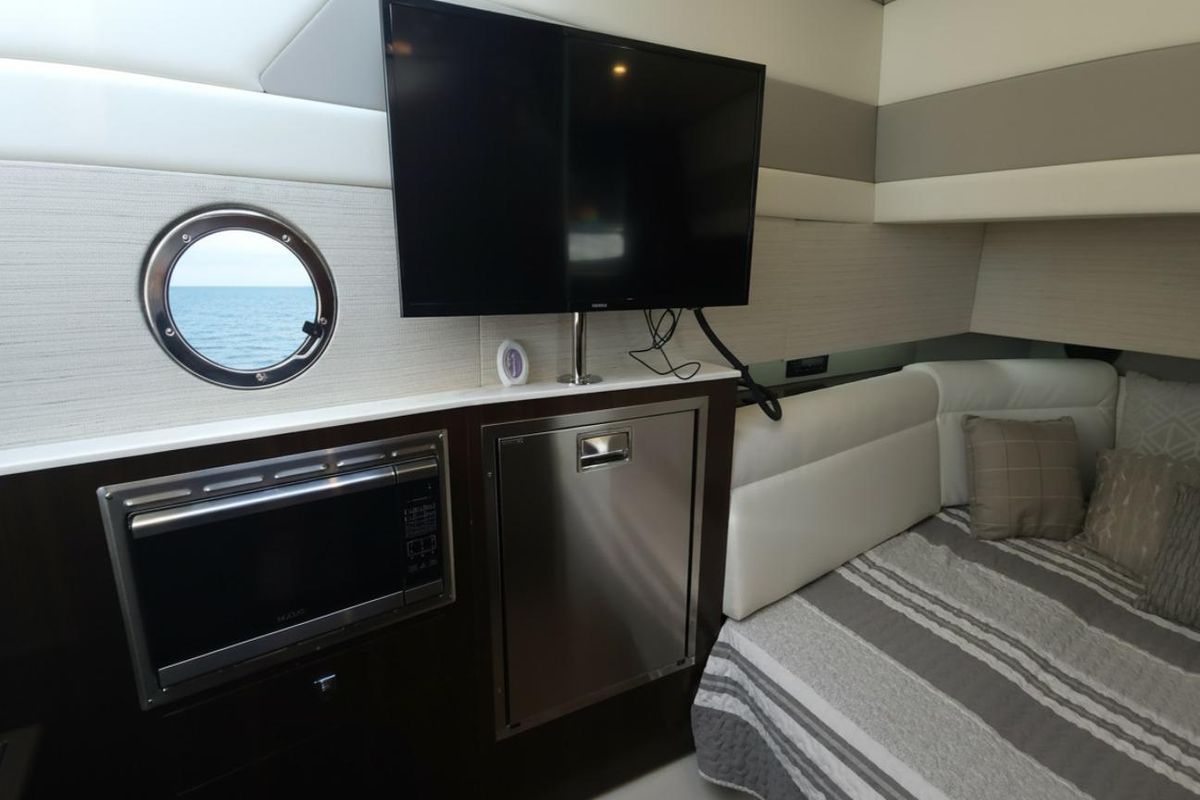 2021 Cruisers Yachts 42 