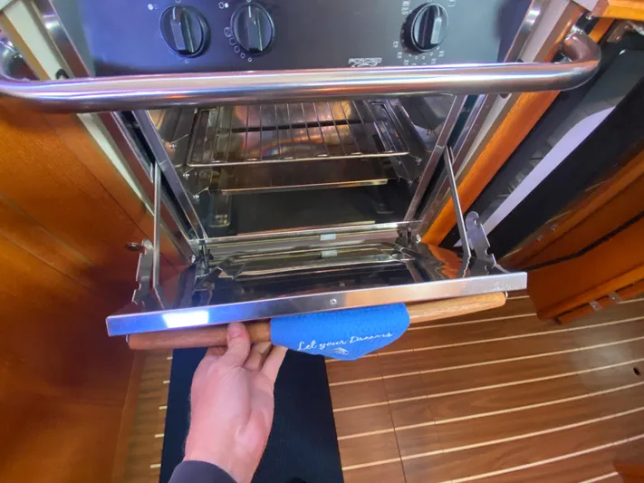 First Admiral Yacht Photos Pics Open oven in a 2006 Hunter 38 yacht.