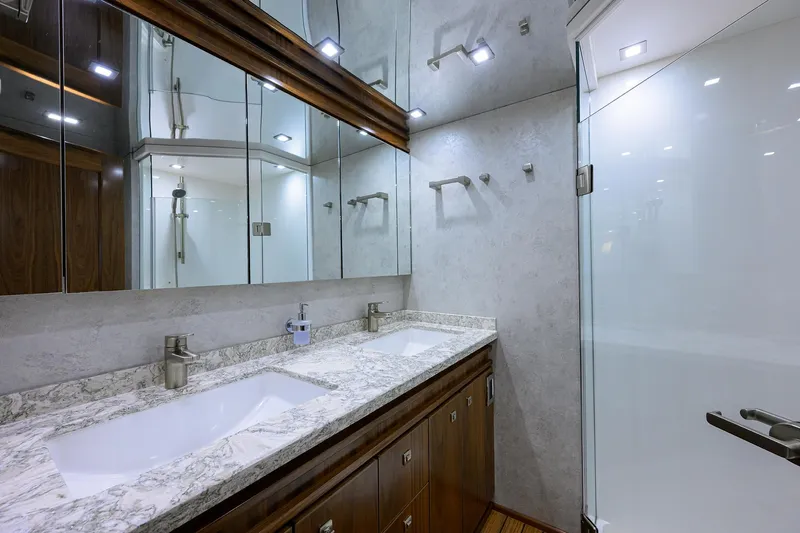 Lamplighter Yacht Photos Pics Viking 80 LAMPLIGHTER -  Master Head