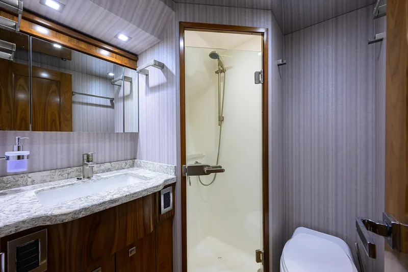 Lamplighter Yacht Photos Pics Viking 80 LAMPLIGHTER -  Mid Starboard Guest Head