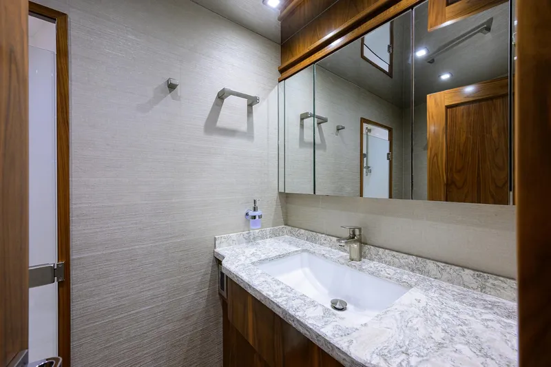 Lamplighter Yacht Photos Pics Viking 80 LAMPLIGHTER -  Forward Stateroom Head