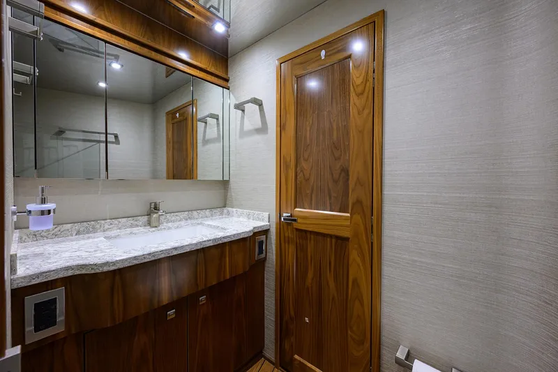 Lamplighter Yacht Photos Pics Viking 80 LAMPLIGHTER -  Forward Stateroom Head