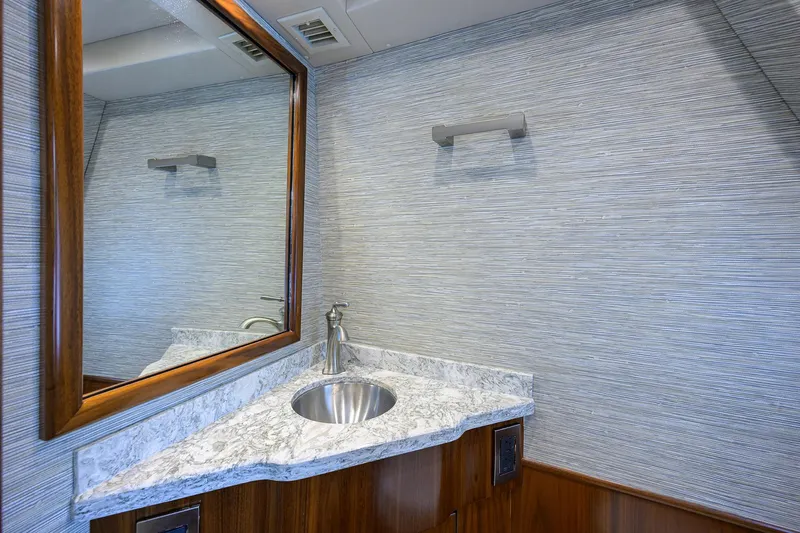 Lamplighter Yacht Photos Pics Viking 80 LAMPLIGHTER - Day Head