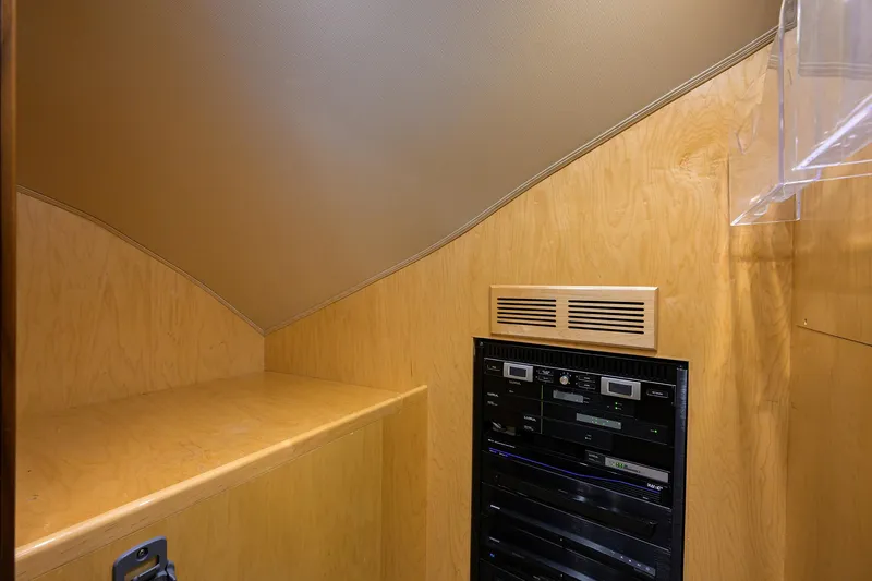 Lamplighter Yacht Photos Pics Viking 80 LAMPLIGHTER - Audio Visual Room