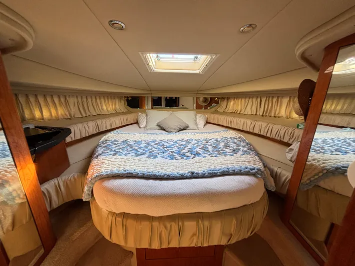 Dragon Fly Yacht Photos Pics Island Queen Berth in Forward Stateroom