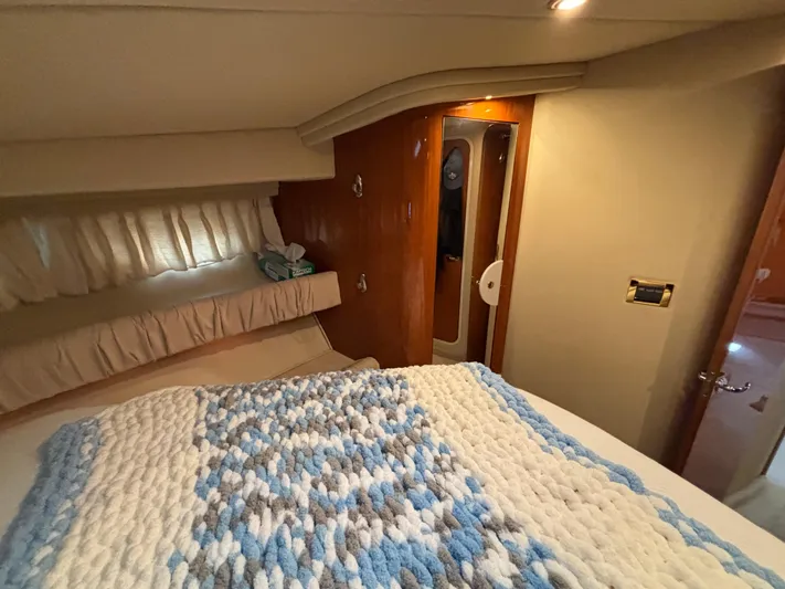 Dragon Fly Yacht Photos Pics Forward Stateroom to Starboard