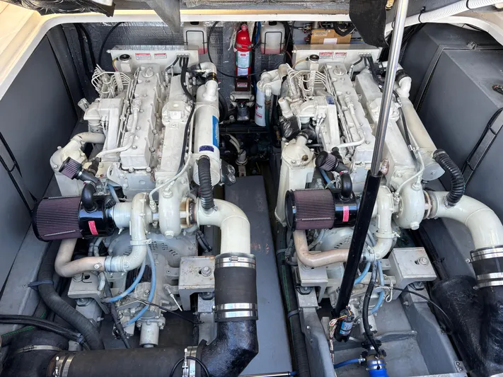 Dragon Fly Yacht Photos Pics Cummins 6CTA 450 HP Diesels