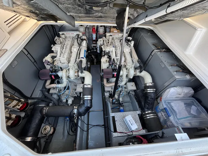 Dragon Fly Yacht Photos Pics Clean Engine Compartment