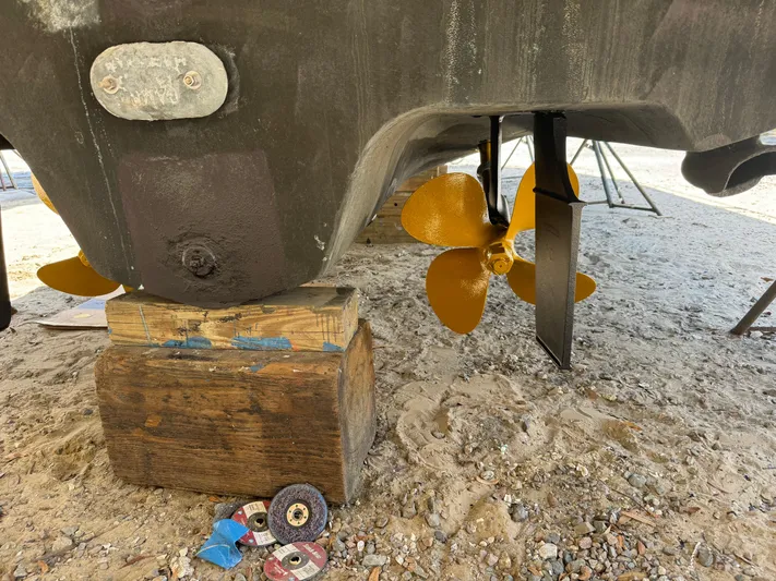 Dragon Fly Yacht Photos Pics Black Widow Antifouling paint on struts and rudders