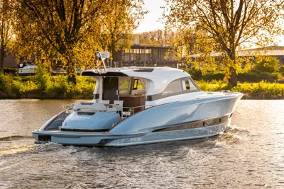 2024 Solaris Power 48 Lobster
