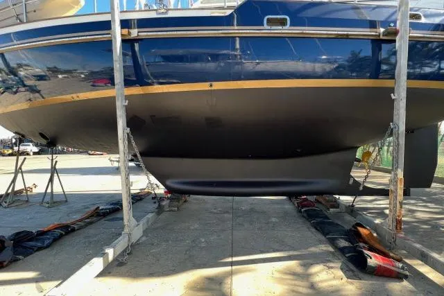 Peregrine Yacht Photos Pics Tayana 460 Vancouver Pilothouse 2002 sailboat hull in dry dock, blue and gold detailing.