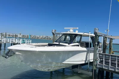 Boston Whaler 35 Realm (SeaKeeper equipped)