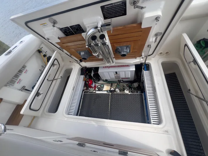 35 Realm Yacht Photos Pics 