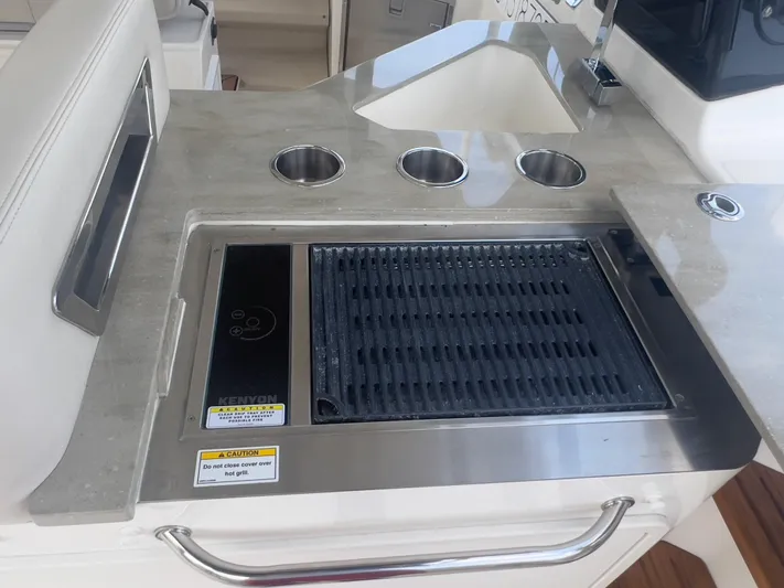 35 Realm Yacht Photos Pics 