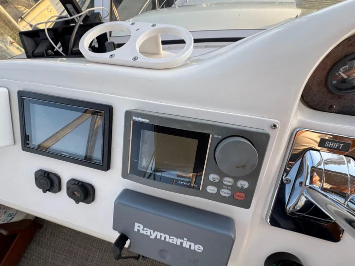 Honey Badger Yacht Photos Pics 1996 Sea Ray 400 Flybridge Helm