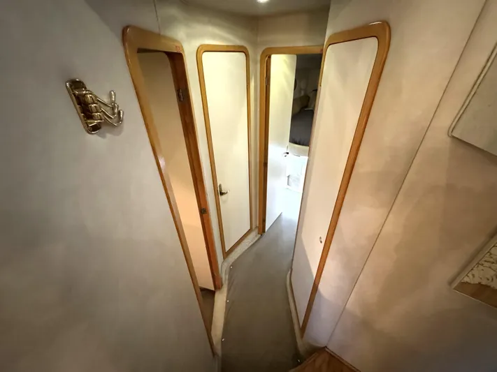 Honey Badger Yacht Photos Pics 1996 Sea Ray 400 Companionway