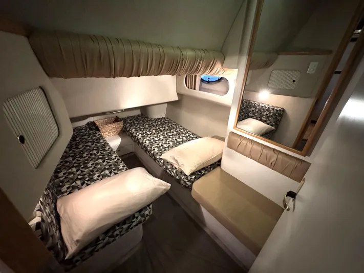 Honey Badger Yacht Photos Pics 1996 Sea Ray 400 VIP Stateroom