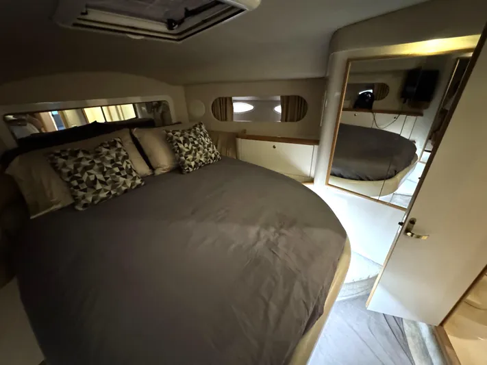 Honey Badger Yacht Photos Pics 1996 Sea Ray 400 Forward Owner's Stateroom