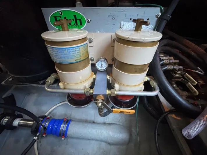 Honey Badger Yacht Photos Pics 1996 Sea Ray 400 Engine Room