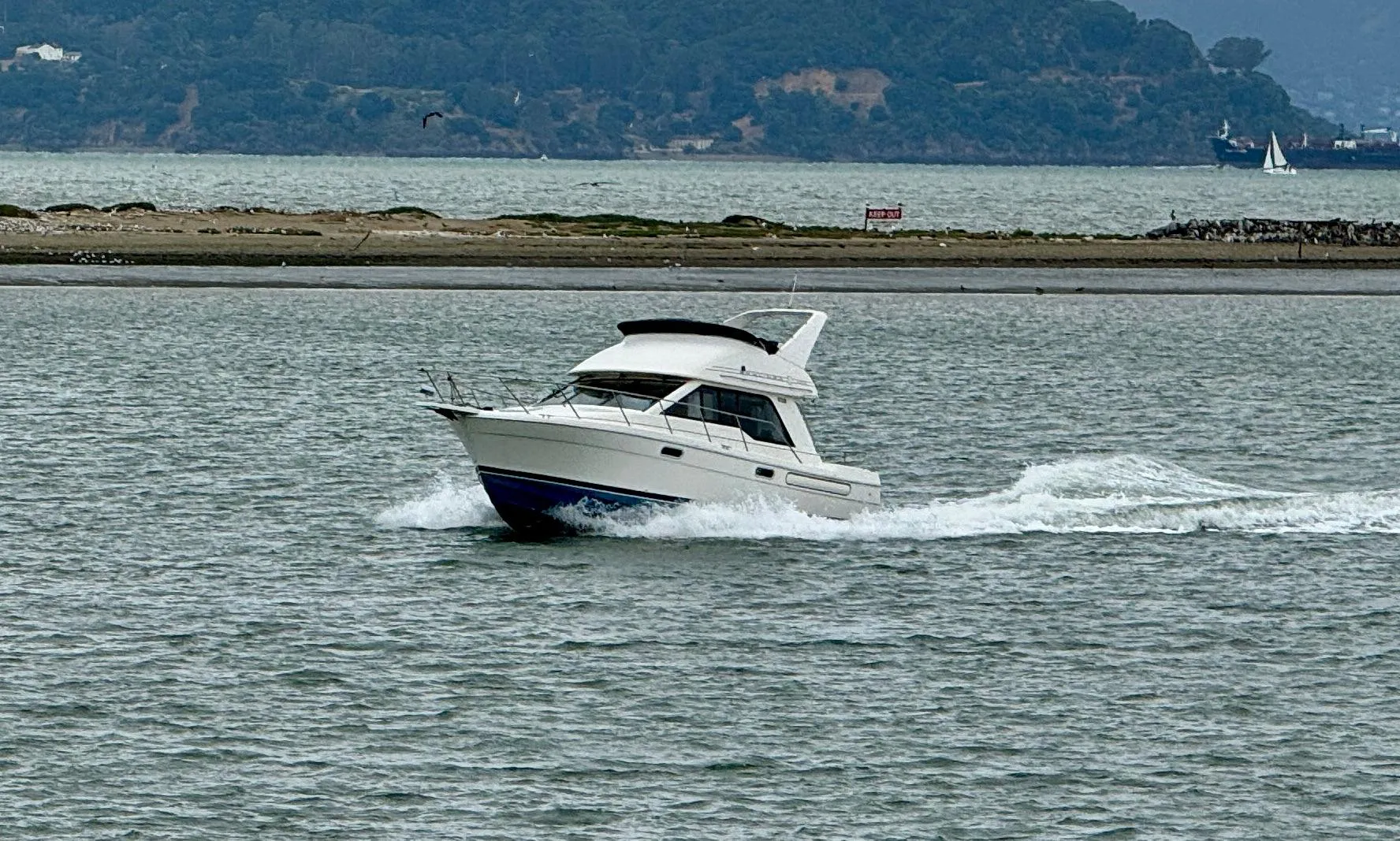 1998 Bayliner 3388 Command Bridge Motoryacht cruising on open water.