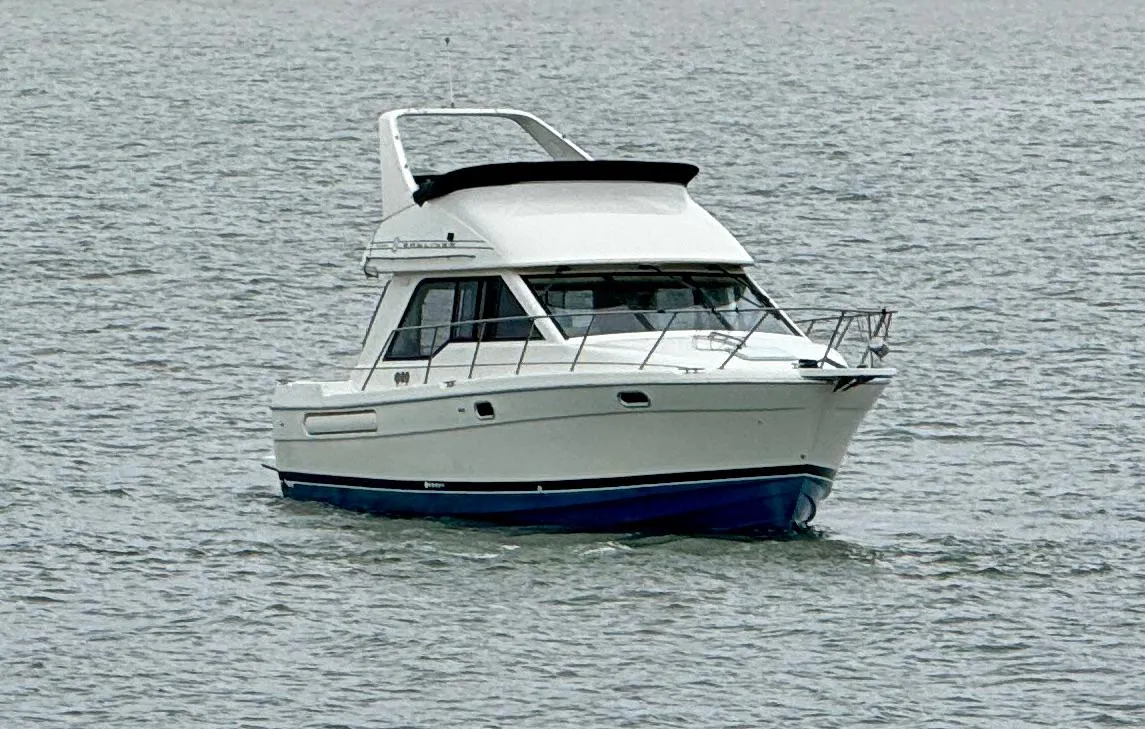 1998 Bayliner 3388 Command Bridge Motoryacht cruising on open water.