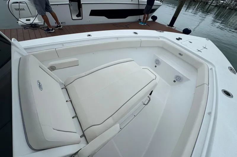  Yacht Photos Pics 2024 Sea Hunt Gamefish 27 Coffin Box boat interior with seating and speakers.
