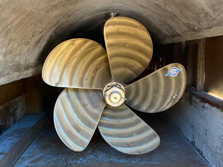 T1 Yacht Photos Pics Propeller of 2009 Custom Aluminum Landing Craft in a tunnel.