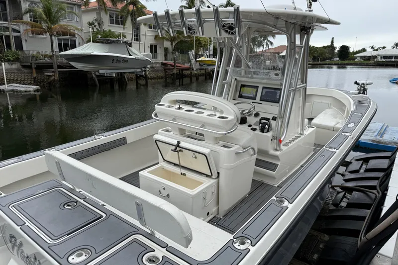  Yacht Photos Pics 2020 SeaVee 290B boat docked, featuring a spacious deck and modern console.