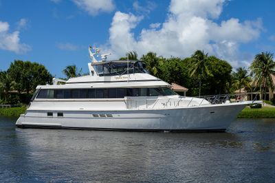 Hatteras 70 Cockpit Motoryacht