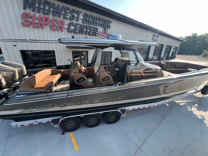  Yacht Photos Pics 2026 Nor-Tech 400 Supersport boat at Midwest Boating Super Center, showcasing sleek design.