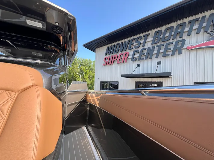  Yacht Photos Pics 2026 Nor-Tech 400 Supersport at Midwest Boating Center, featuring luxurious tan seating.