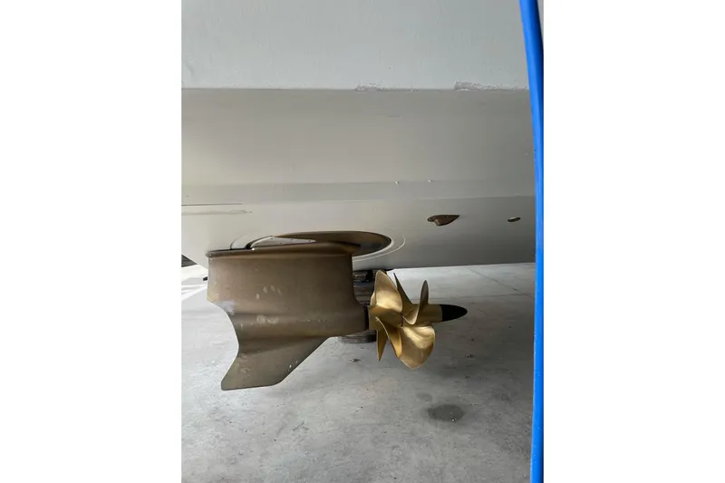 Dena Yacht Photos Pics 2021 Airon Cinquanta 50 boat propeller and rudder detail in a garage.