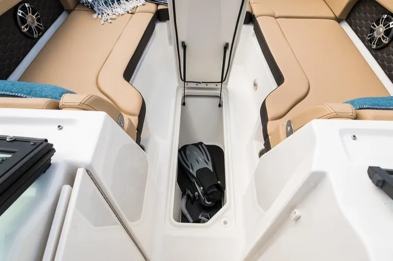  Yacht Photos Pics 2023-Sea-Ray-SDX-290-Outboard-MarineMax