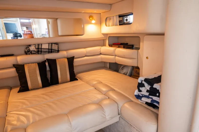  Yacht Photos Pics Pull-out berth