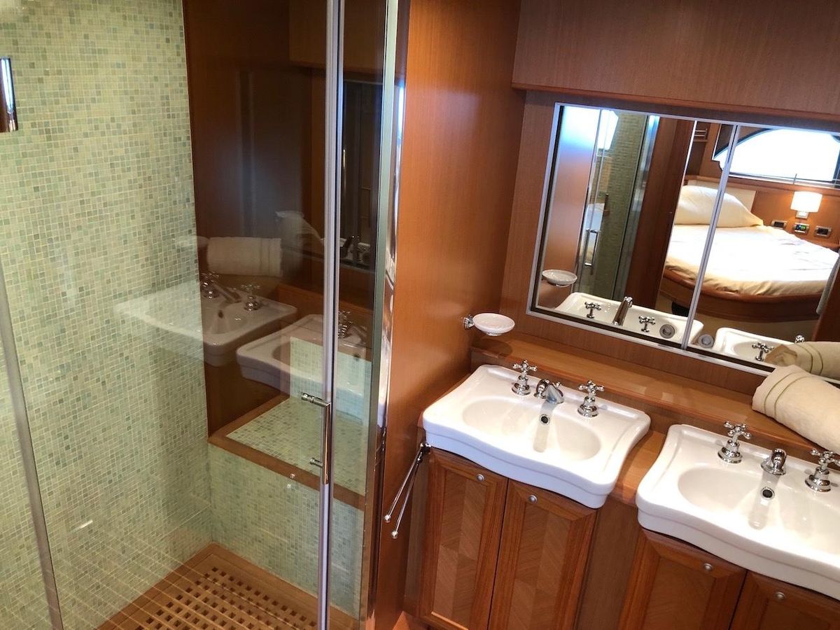 2007 Mochi Craft 64 