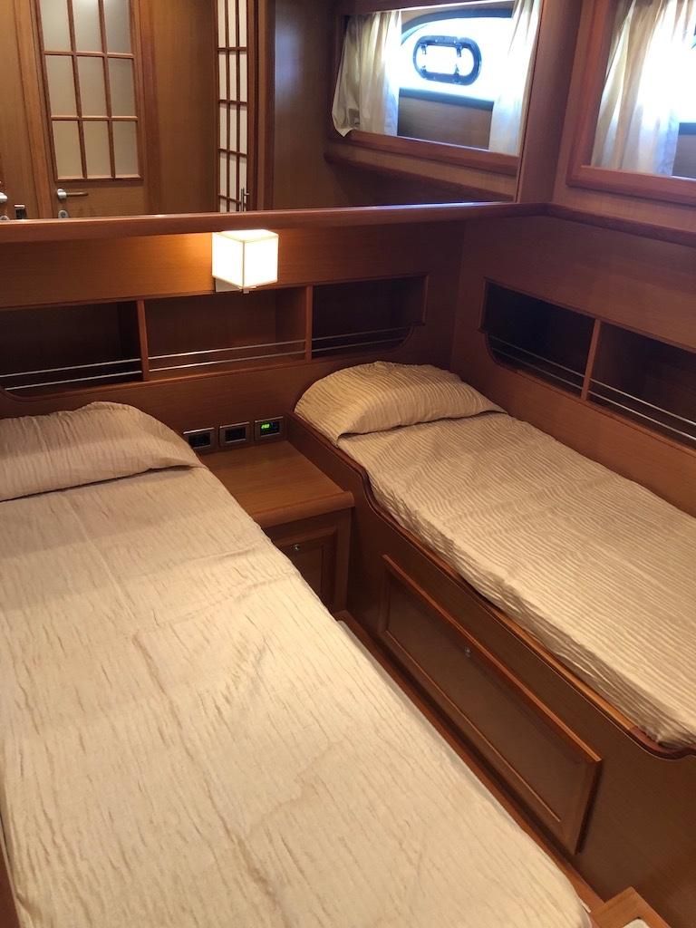 2007 Mochi Craft 64 