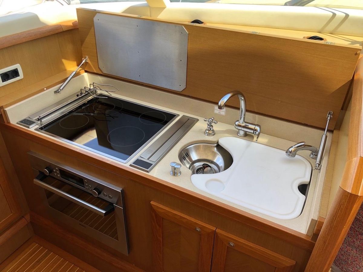 2007 Mochi Craft 64 