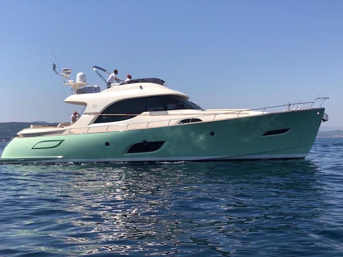 2007 Mochi Craft 64 
