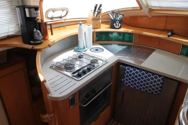 Jobsite Yacht Photos Pics Luxurious 2006 Alliaura Marine Privilege 435 EZC yacht kitchen with modern amenities.