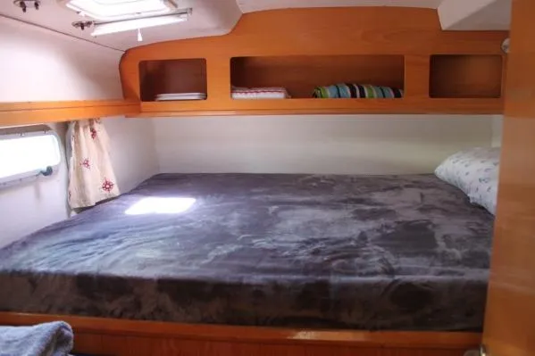 Jobsite Yacht Photos Pics Cozy cabin interior of 2006 Alliaura Marine Privilege 435 EZC with bed and storage shelves.