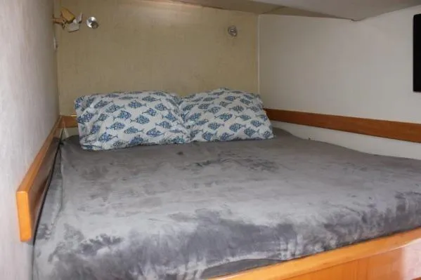 Jobsite Yacht Photos Pics Cozy cabin bed in 2006 Alliaura Marine Privilege 435 EZC yacht.