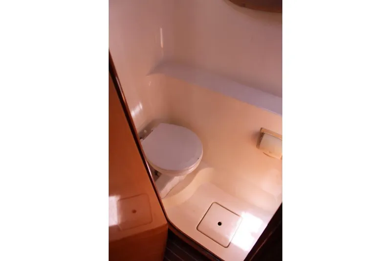 Jobsite Yacht Photos Pics Bathroom interior of 2006 Alliaura Marine Privilege 435 EZC yacht.