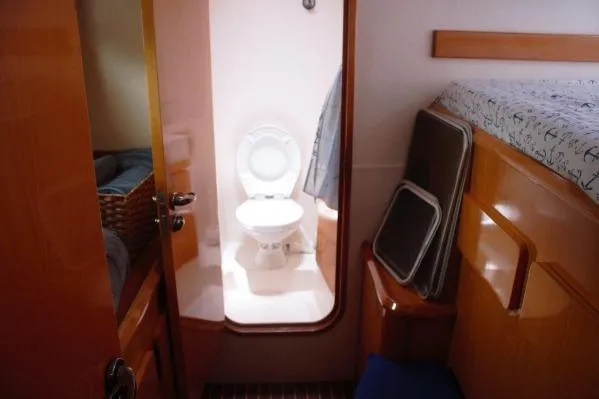 Jobsite Yacht Photos Pics 2006 Alliaura Marine Privilege 435 EZC yacht interior with bathroom and cozy cabin.